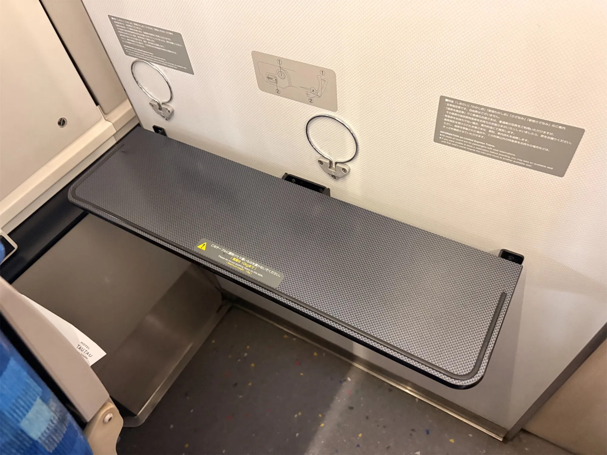 最後列の背後に荷物スペース。ベビーカーと1泊分の荷物が収まった