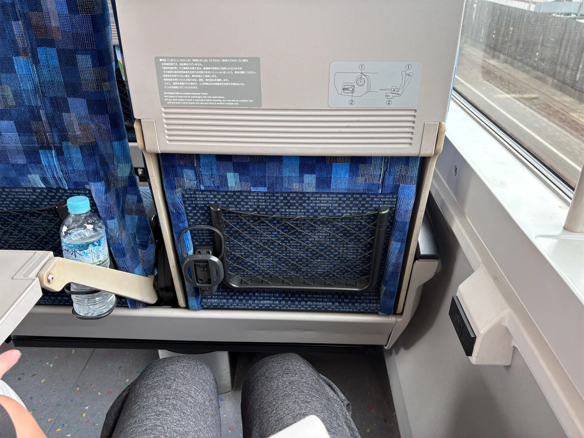 各席にテーブルあり。膝上の3歳でも使えた