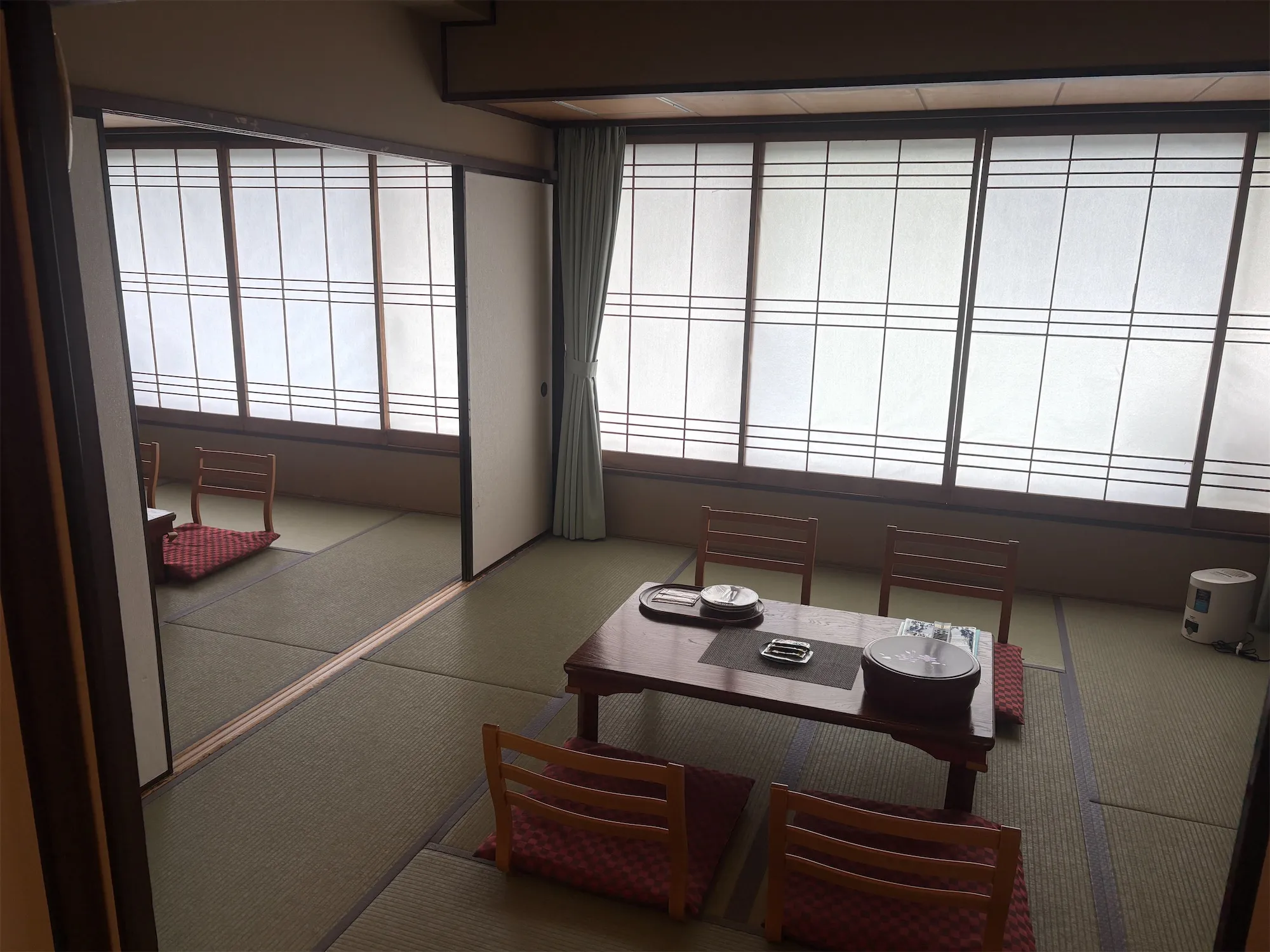 307号室の和室。8畳2間